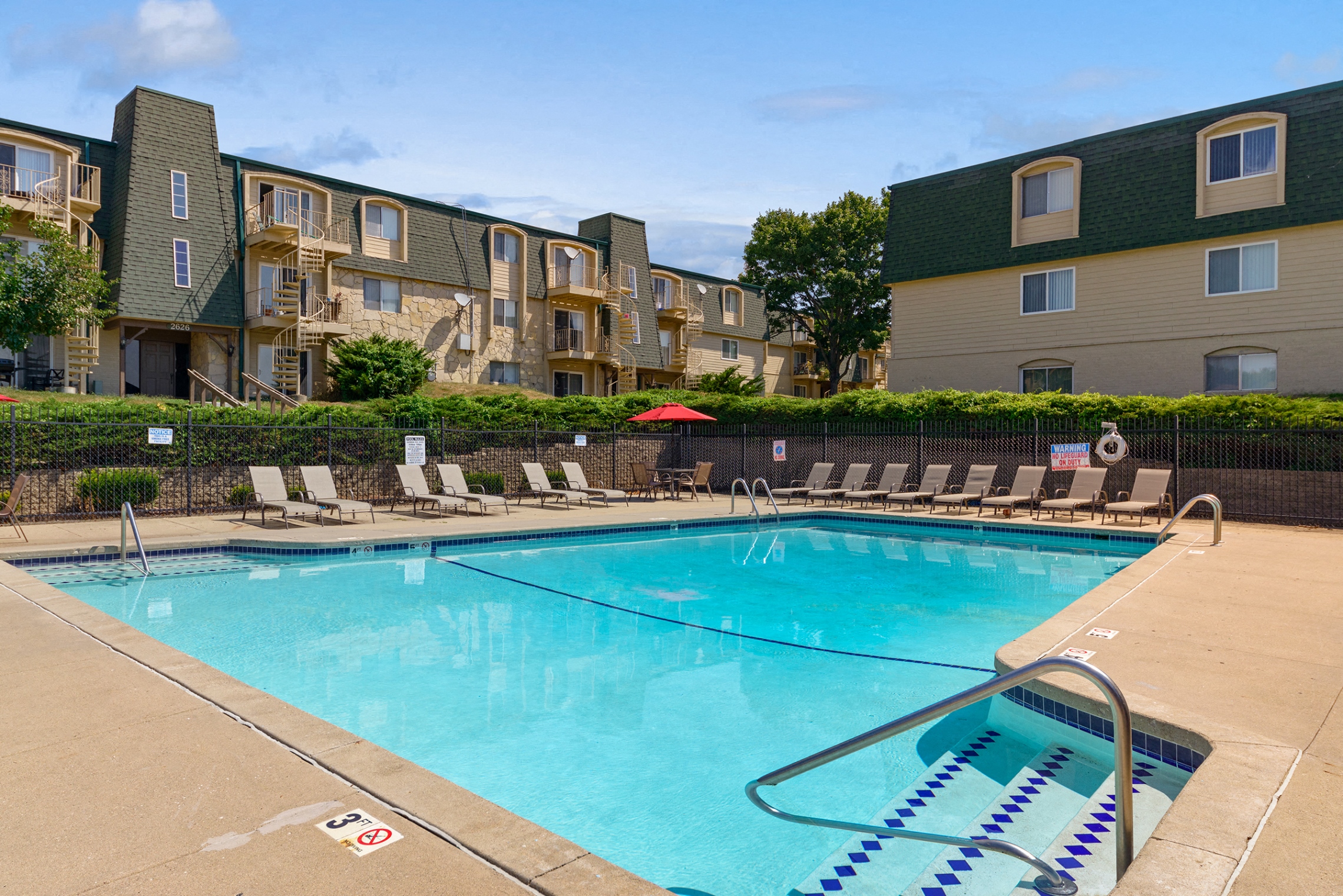 Sherwood Glen Apartments in Urbandale, IA